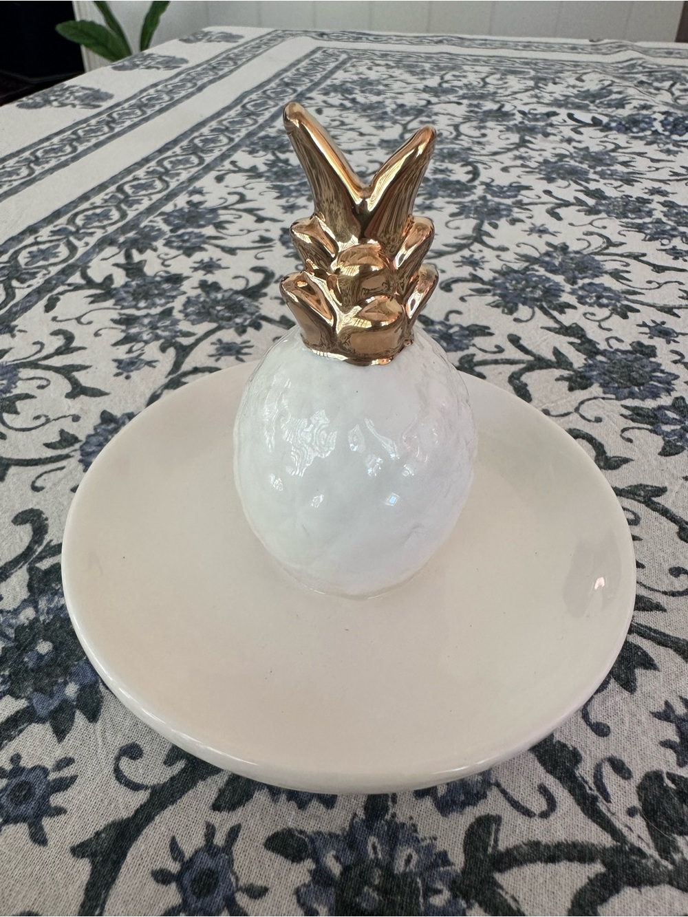 8 Oak Lane Ceramic White and Gold Pineapple Jewelry Dish